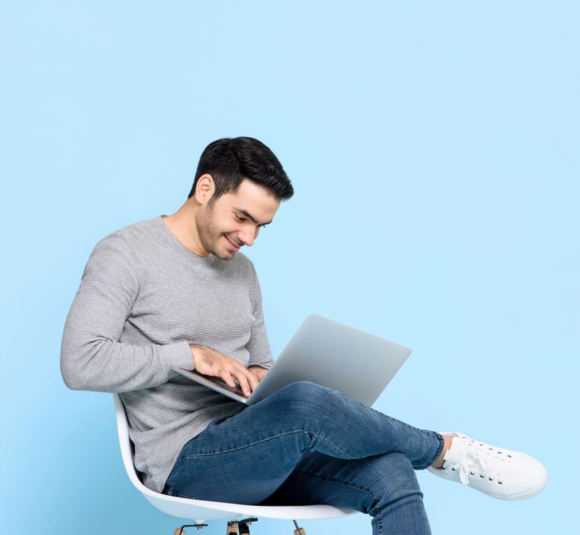 Person mit Laptop arbeitend